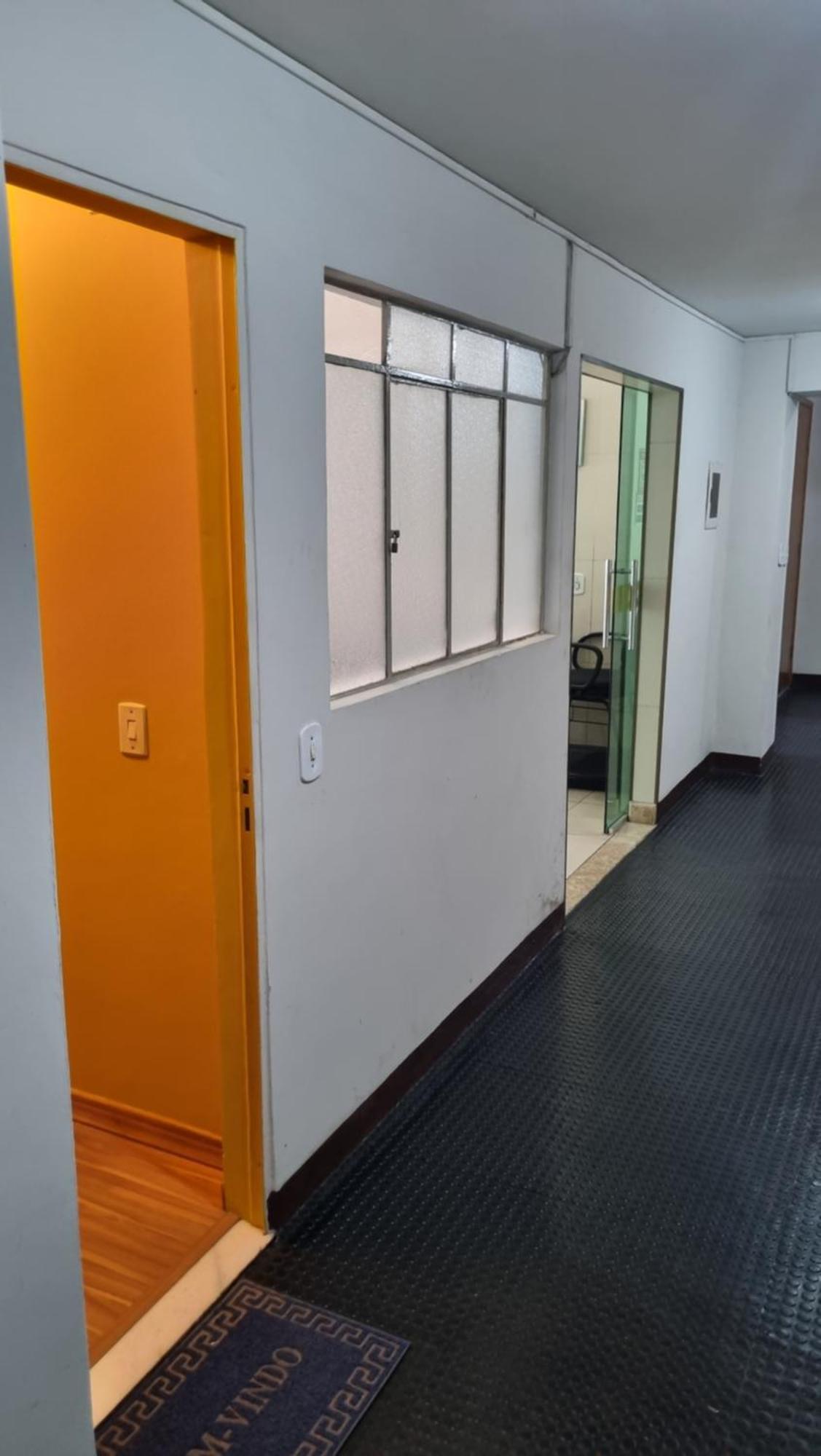 Terreo No Centro De - Com Estacionamento Na Rua Do Predio Apartment